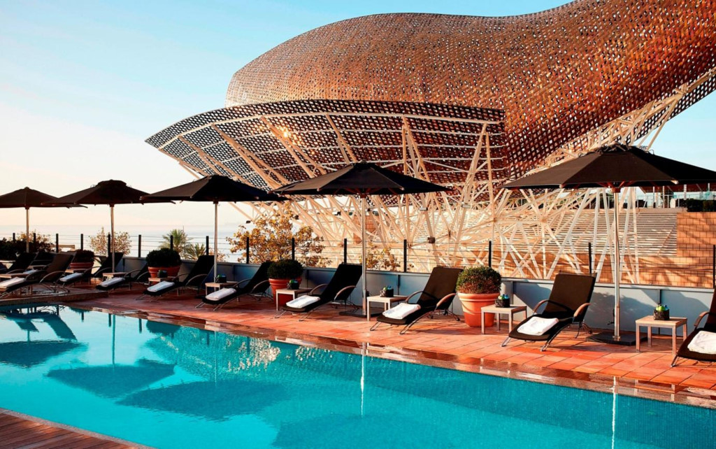 Bể bơi của Hotel Arts tại Barcelona